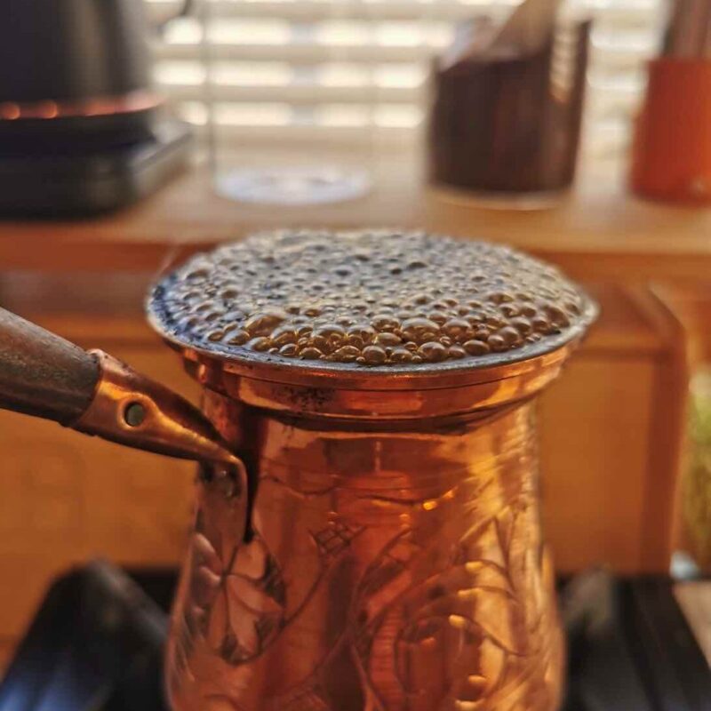 イブリックでトルココーヒーを沸かす