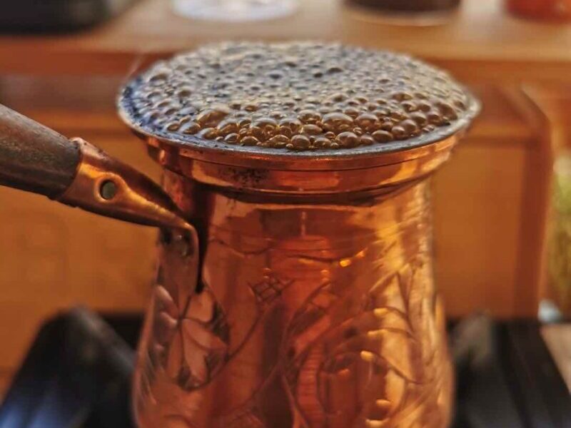 イブリックでトルココーヒーを沸かす