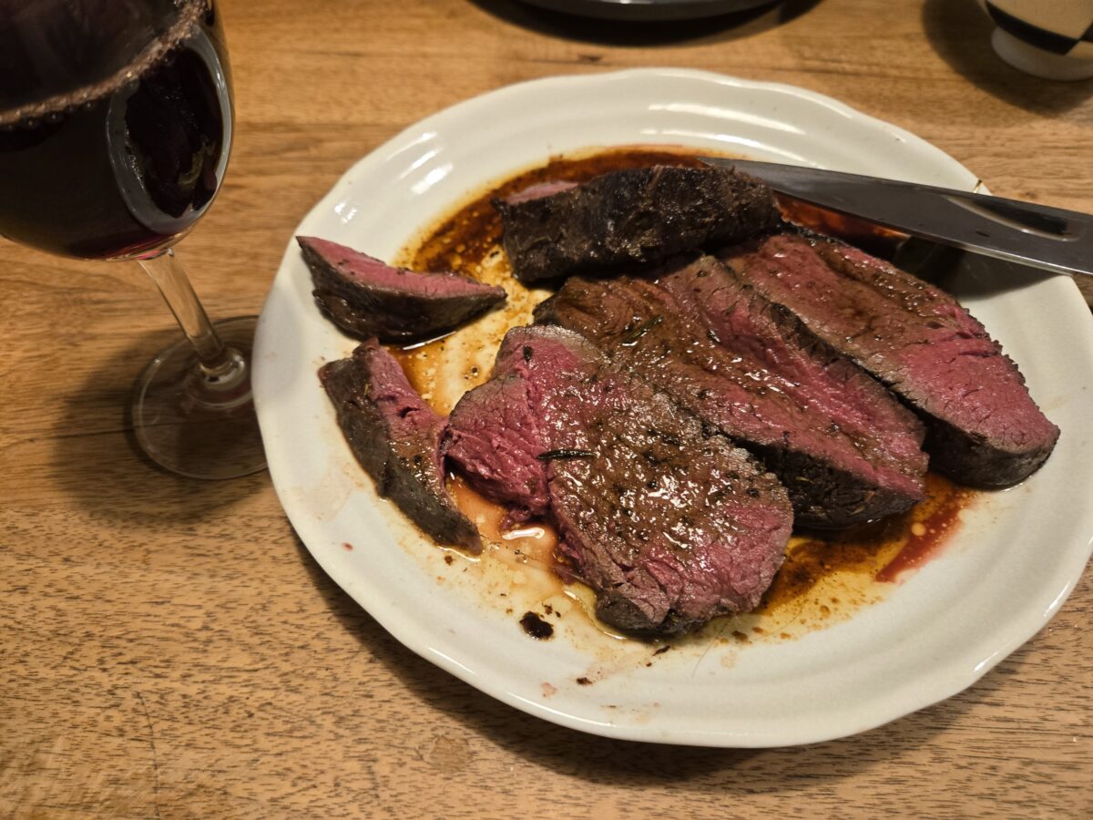 低温調理で作った鹿肉ローストをバター醤油とニンニクソースで食べる