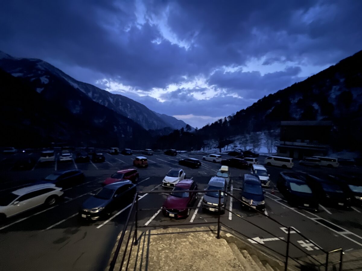 明け方の扇沢駅の有料駐車場