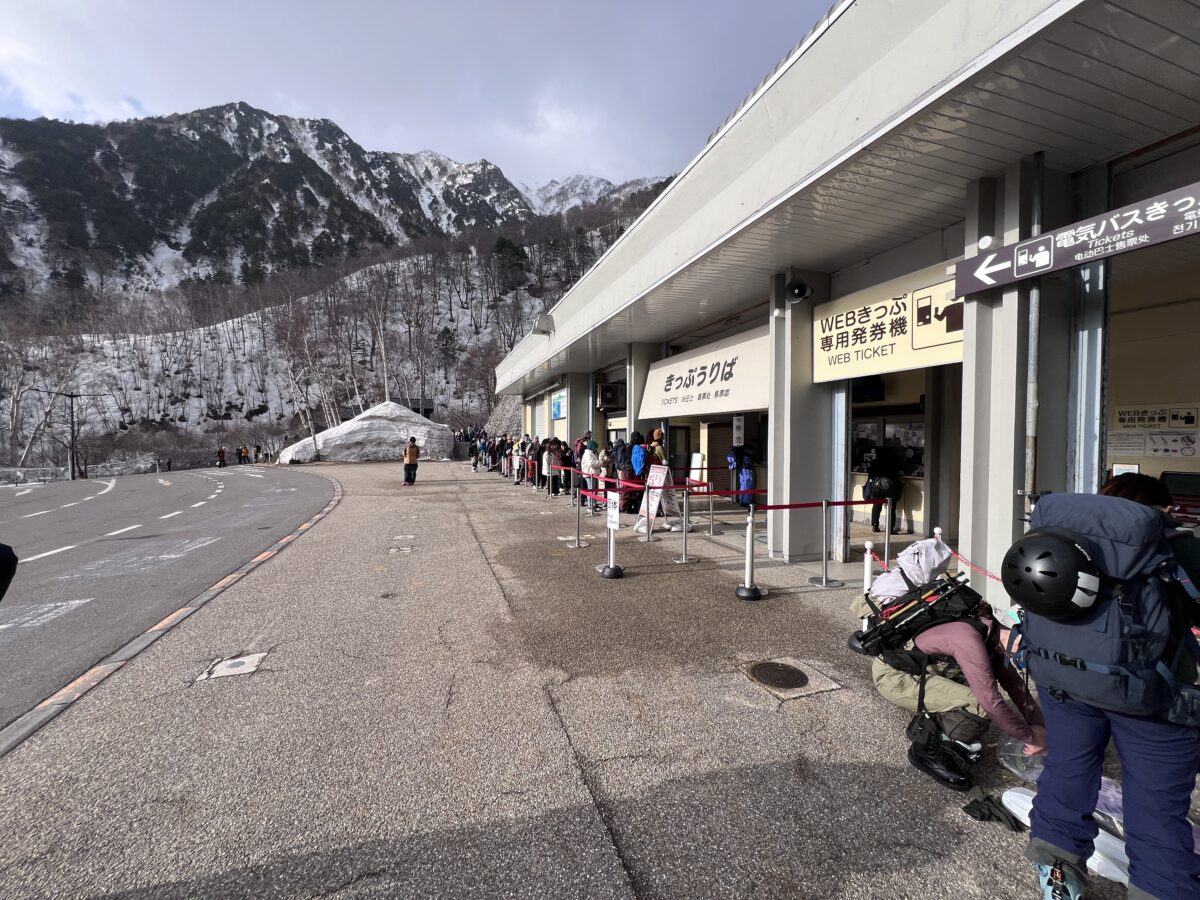 扇沢駅切符の販売所の待機列が長いところ