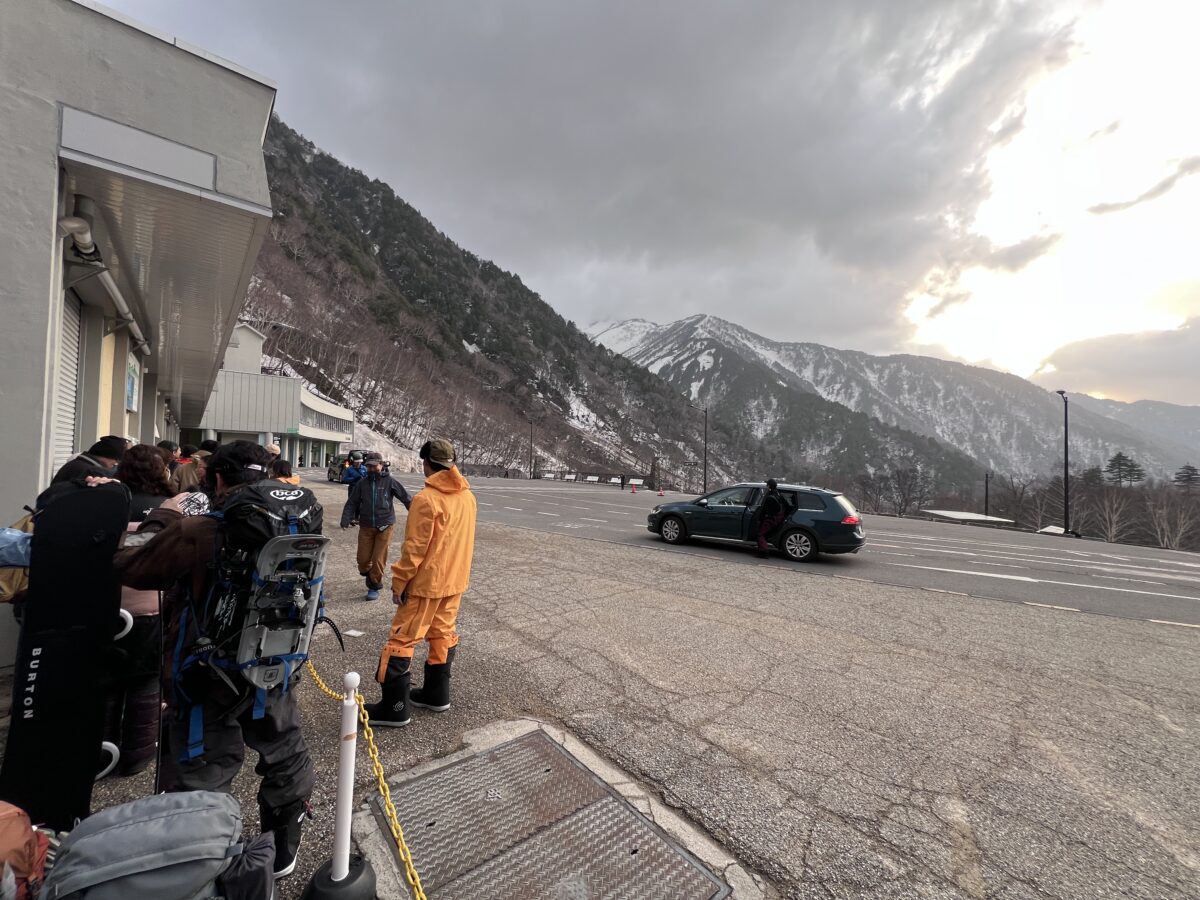 扇沢駅切符の販売所の待機列