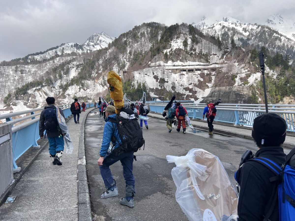 バックカントリーで黒部ダムを移動している